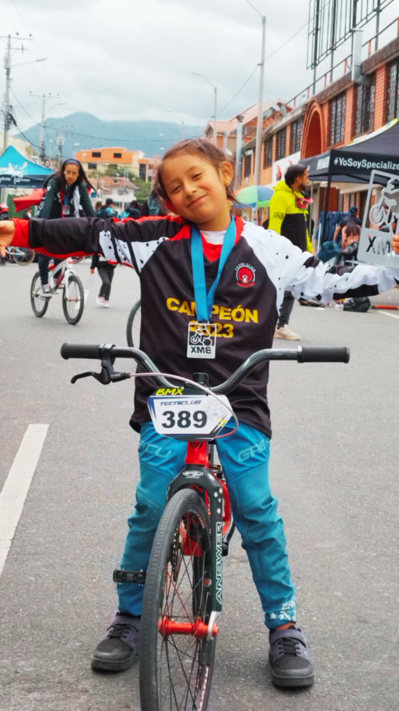 Matilde Araujo Campeona En BMX Escuela Francesa De Cuenca Ecuador